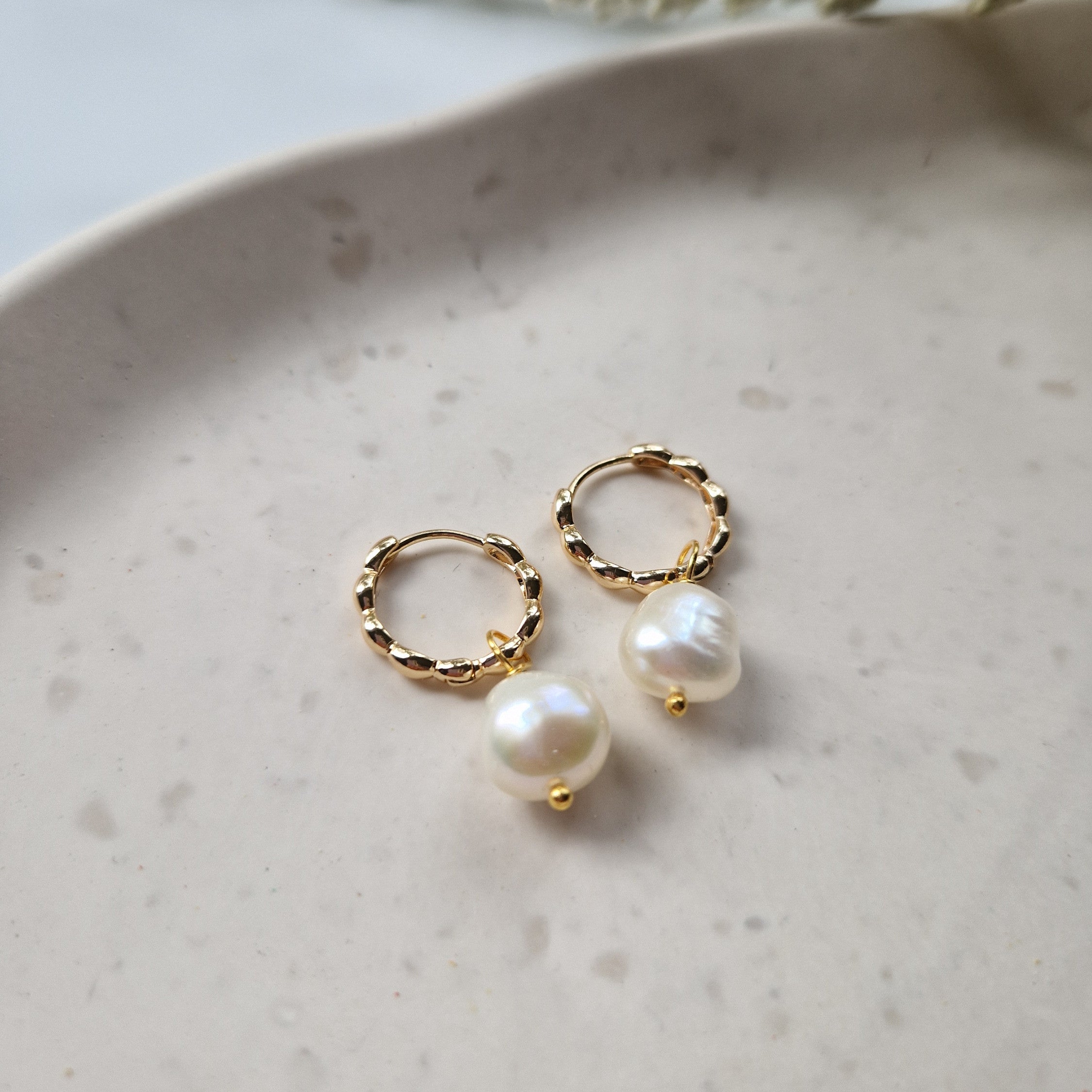 Smilla Creole-eleganter Ohrring mit goldener Struktur und edlen Perlen.