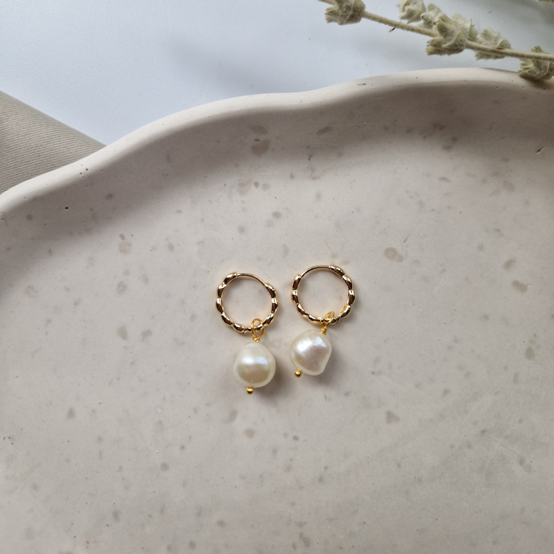 Goldene Creole mit Riffelung und zwei Barock-Süßwasserperlen.