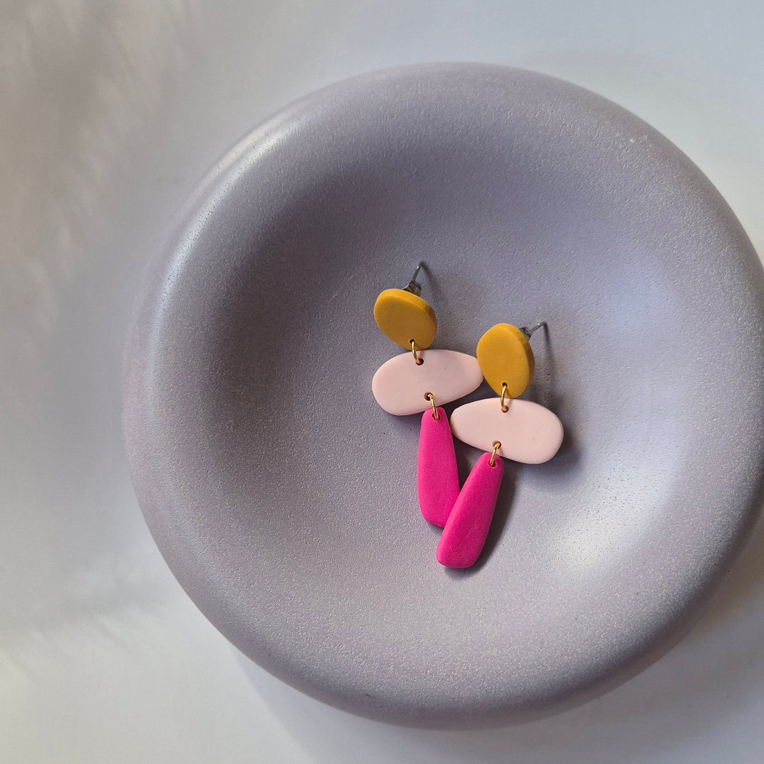 Ivy Ohrring in den Farben ocker, rosa und pink.
